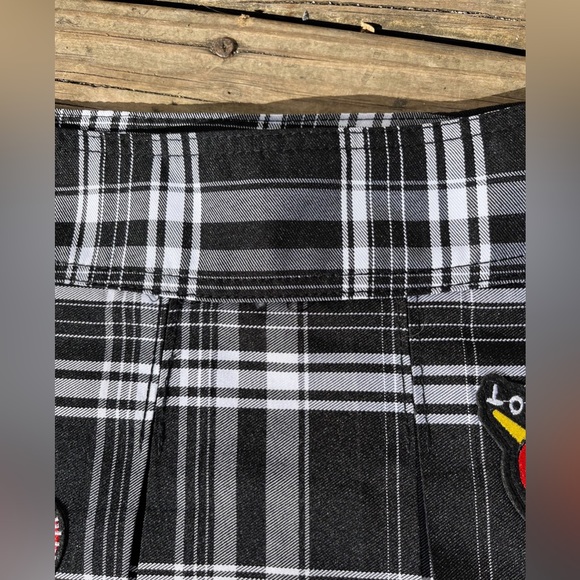 NO BOUNDARIES BLACK PLAID PLEATED SKIRT WITH PATCHES NWT JUNIORS XS - Picture 4 of 8